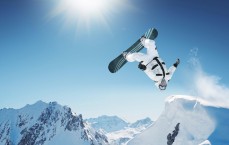 九游体育-赛后离奇一幕，球迷俯身系鞋带单兵拦截利物浦大巴，水晶宫主场外上演另类一人成军