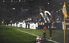 九游体育官网|鲁尼痛批曼联战术僵化，无谓传中泛滥成灾，阿莫林急需激活创造力中场